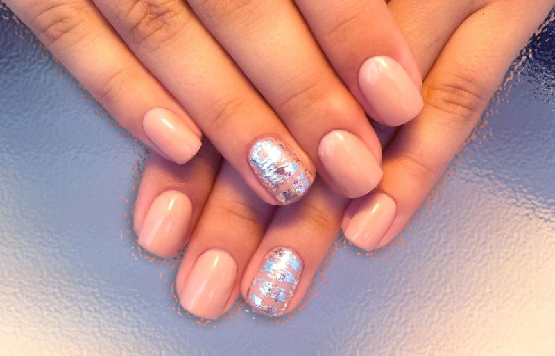 Nail manicure with foil