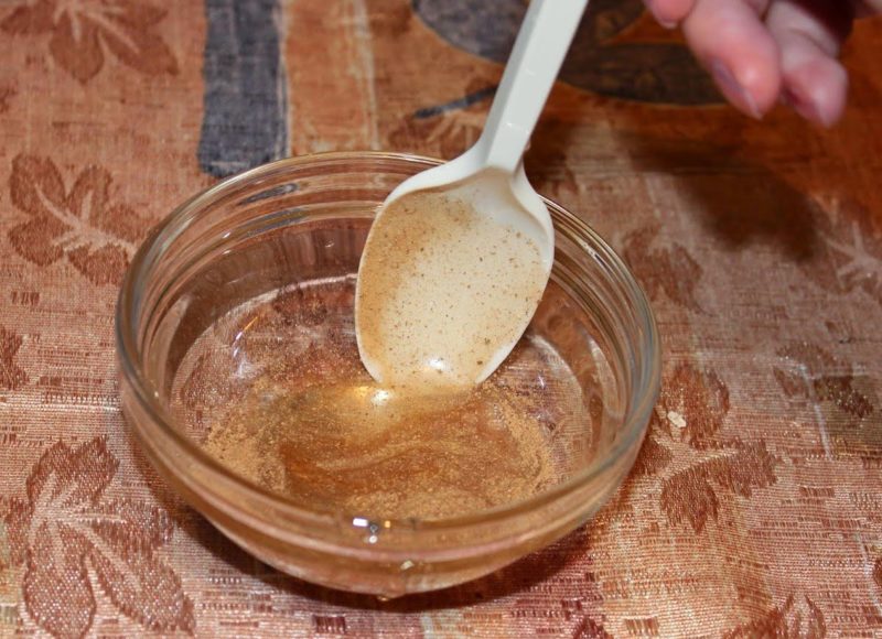 Cooking a mask with cinnamon and honey