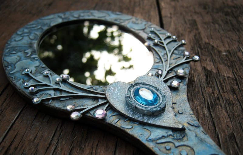 Amulet pocket mirror