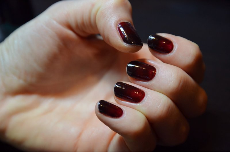 Gradient nails in red colors