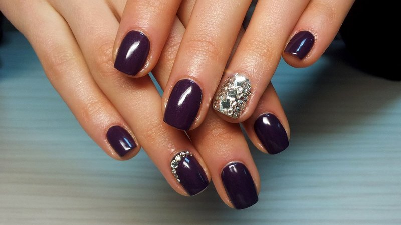 Solid manicure with rhinestones