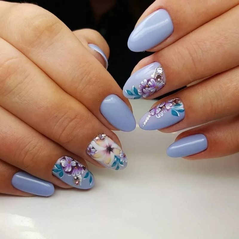 Shellac with floral motifs