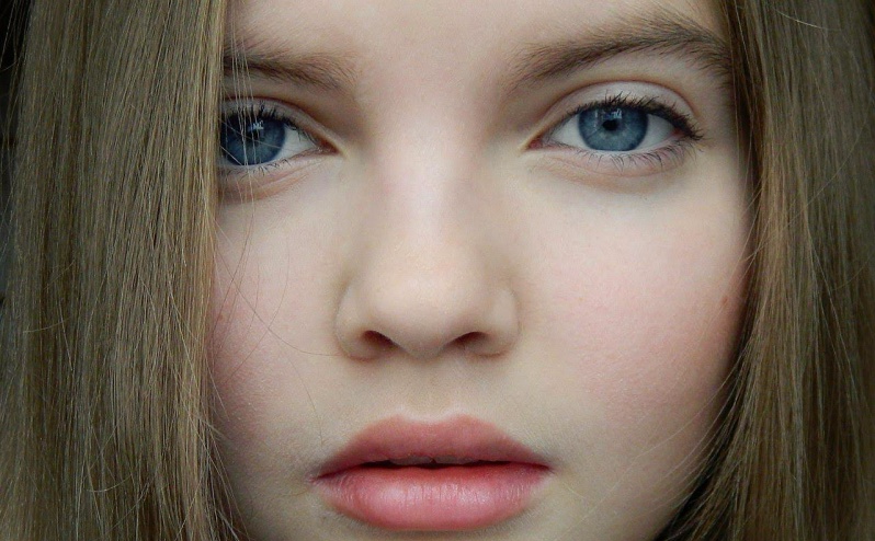 Easy makeup for a girl of 11 years old: mascara is applied to the eyelashes, and a peach-tone balm on the lips