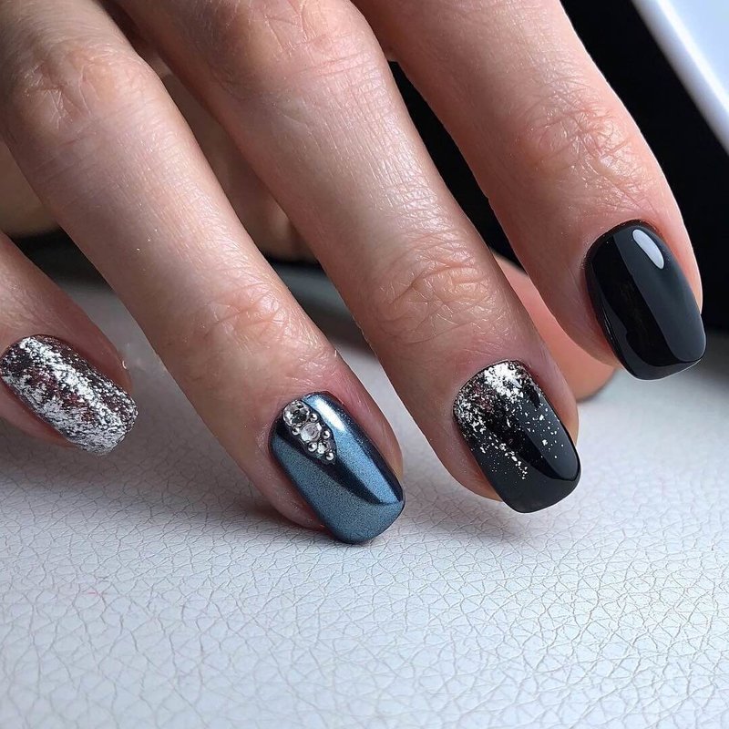 Stylish manicure using shellac molding technique