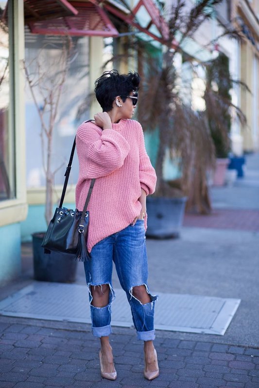 Girl in oversized sweater with jeans boyfriends.