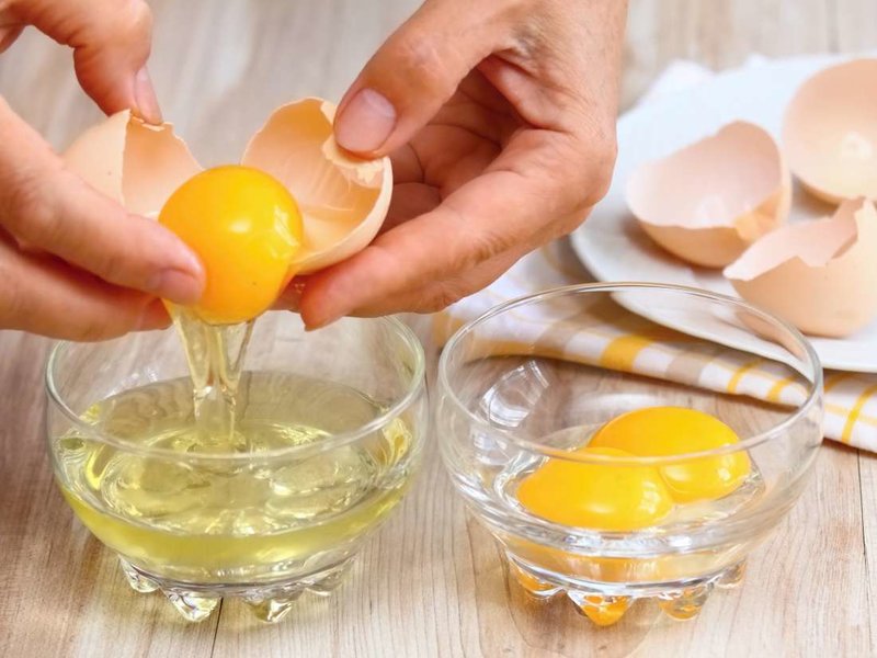 Making a mask for the skin of the face from eggs and gelatin