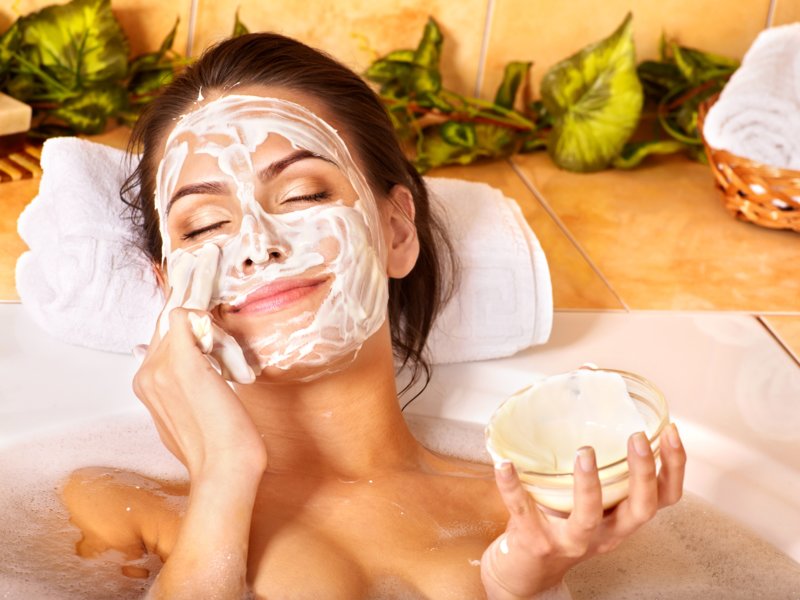 Moisturizing facial mask