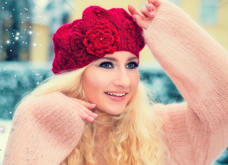 Knitted beret with a flower