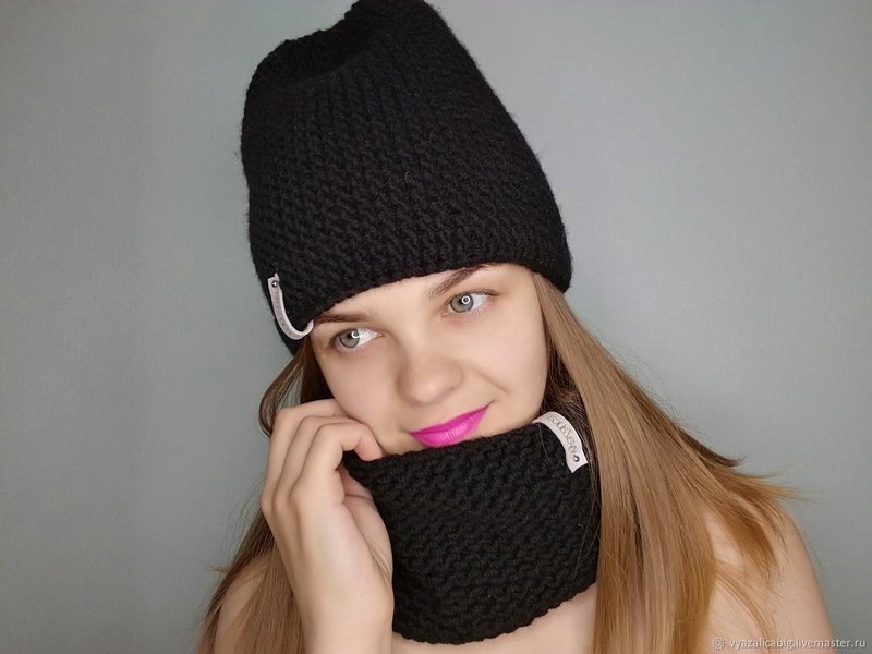 Knitted black hat and snood