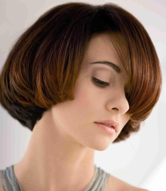 Page-haircut on medium hair combined with oblique bangs