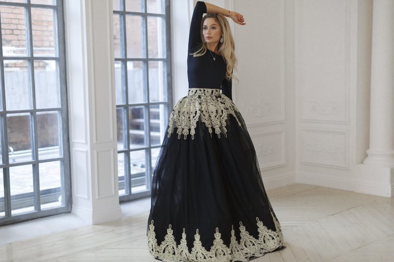 Dress with a full skirt and embroidery