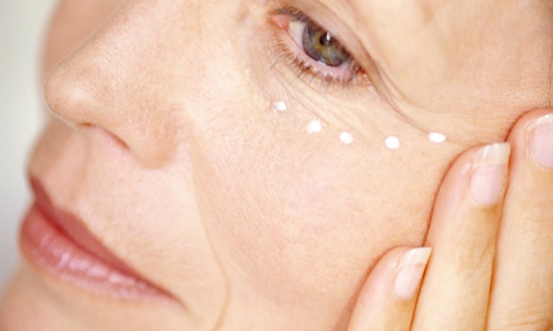 Caring for the skin around the eyes