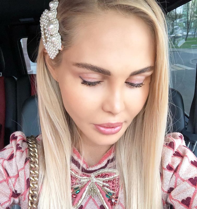 Maria Pogrebnyak wears large hairpins