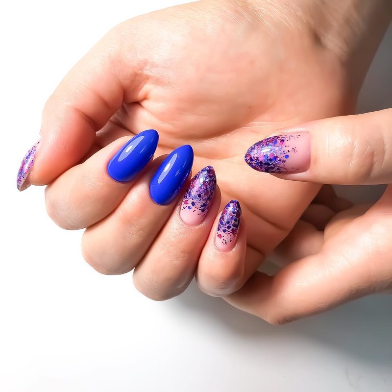 Spatter glitter blue manicure