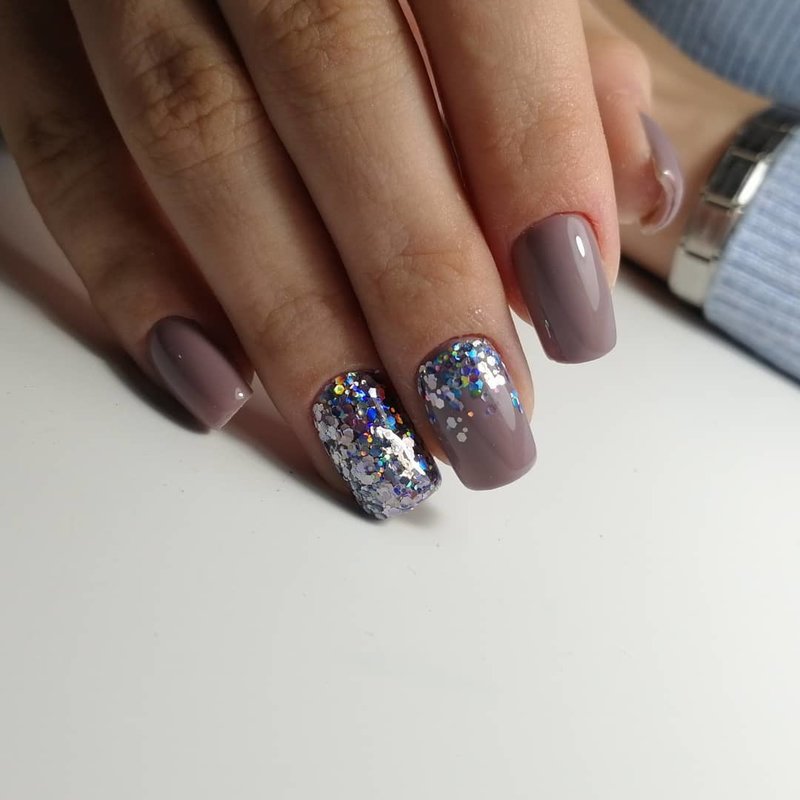 Light manicure with spreading glitter