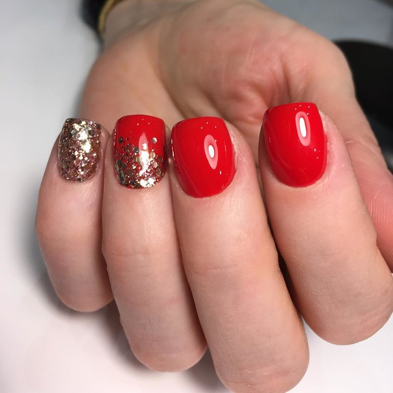 Spread glitter red manicure