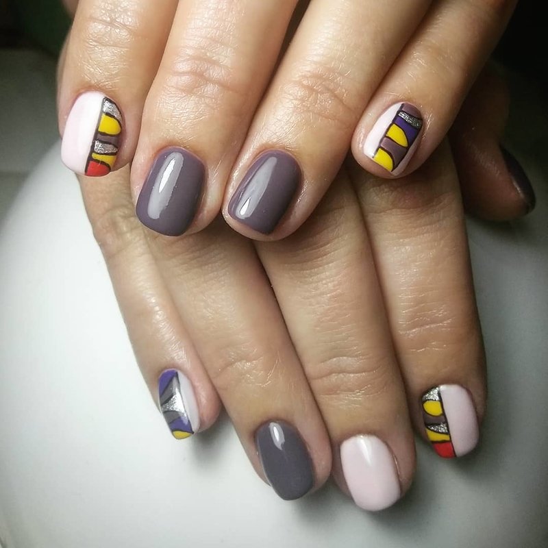 Mosaic on nails in gray tones