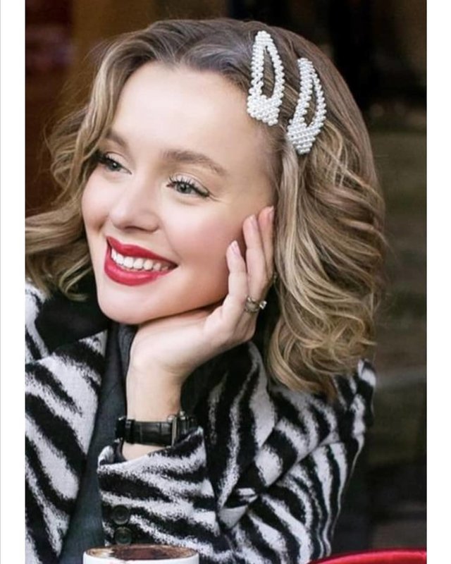 Hairpins with pearls and curls