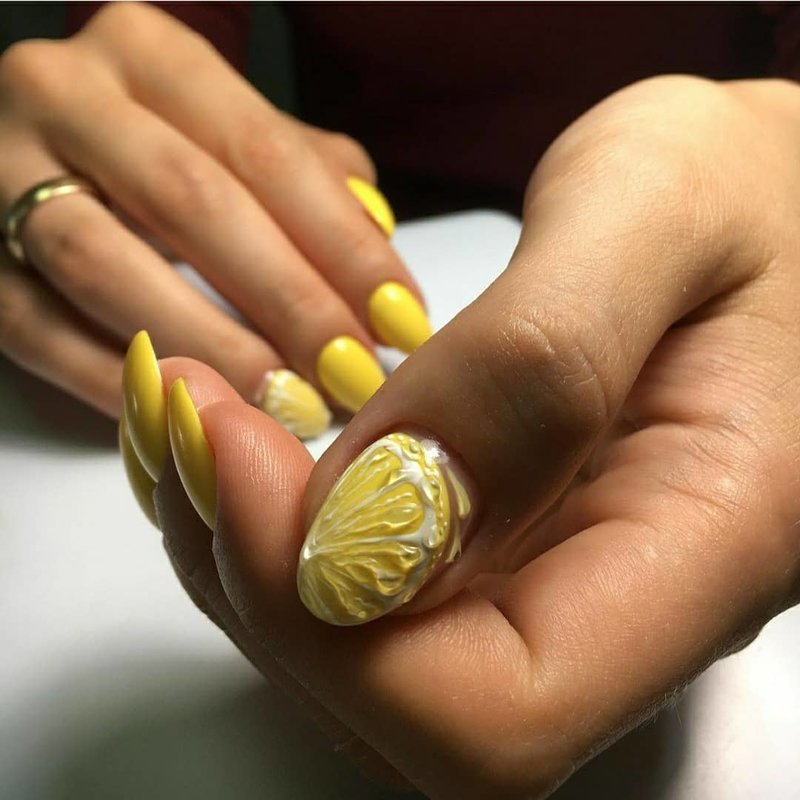 Summer manicure with lemons