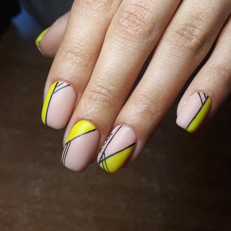 Neon color geometry on nails