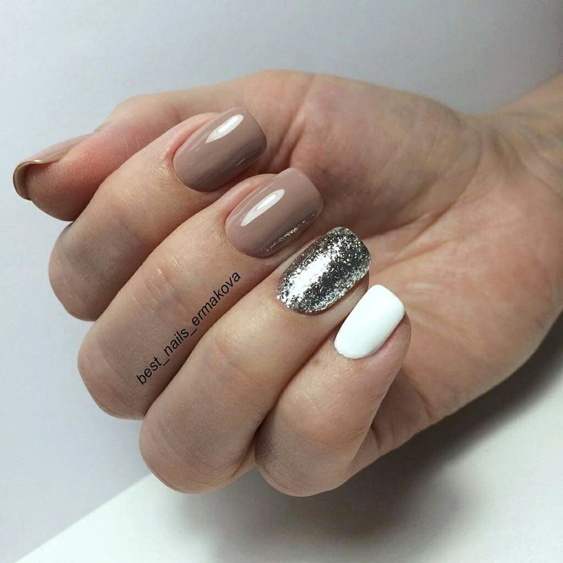 Glitter ring finger manicure