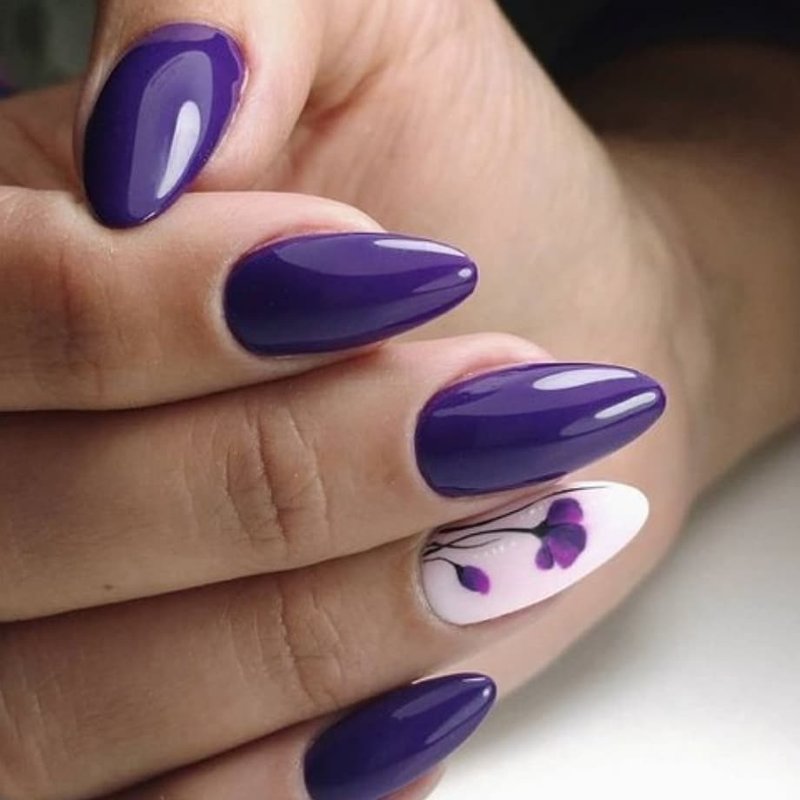 Purple manicure with minimalistic colors.