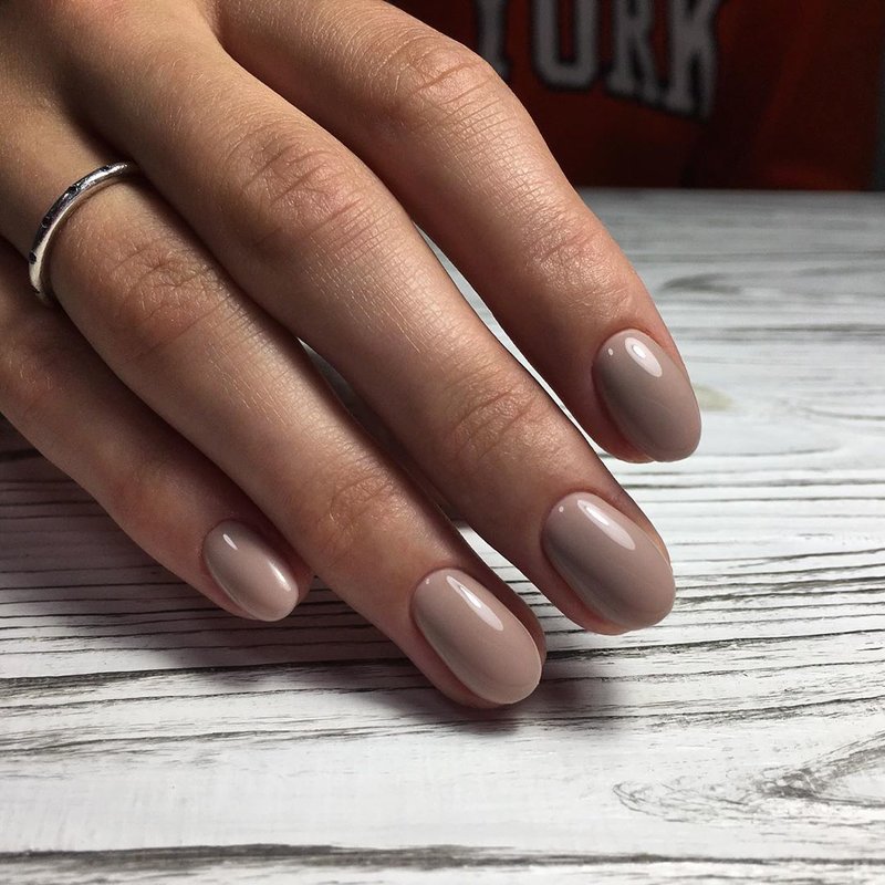 Beige nails in the fall