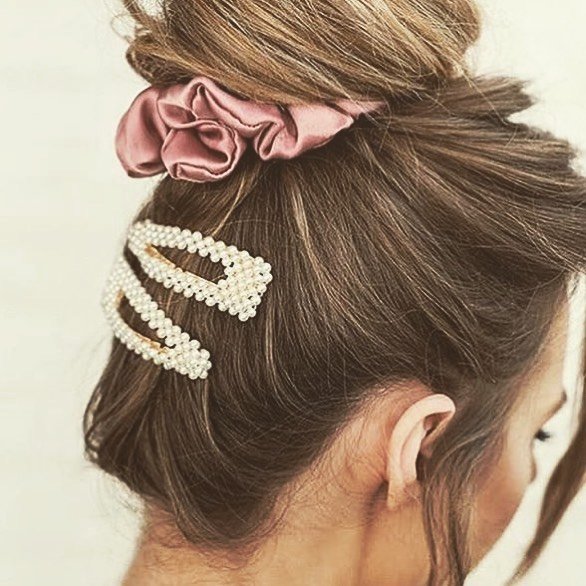 Fashionable hair clips with pearls