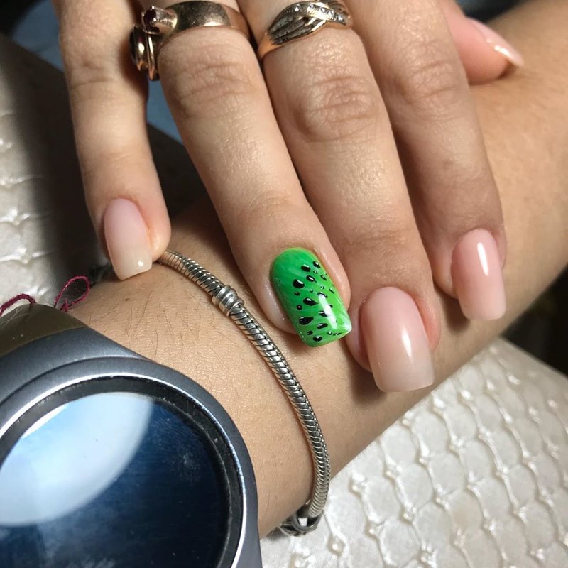 Kiwi on the nails