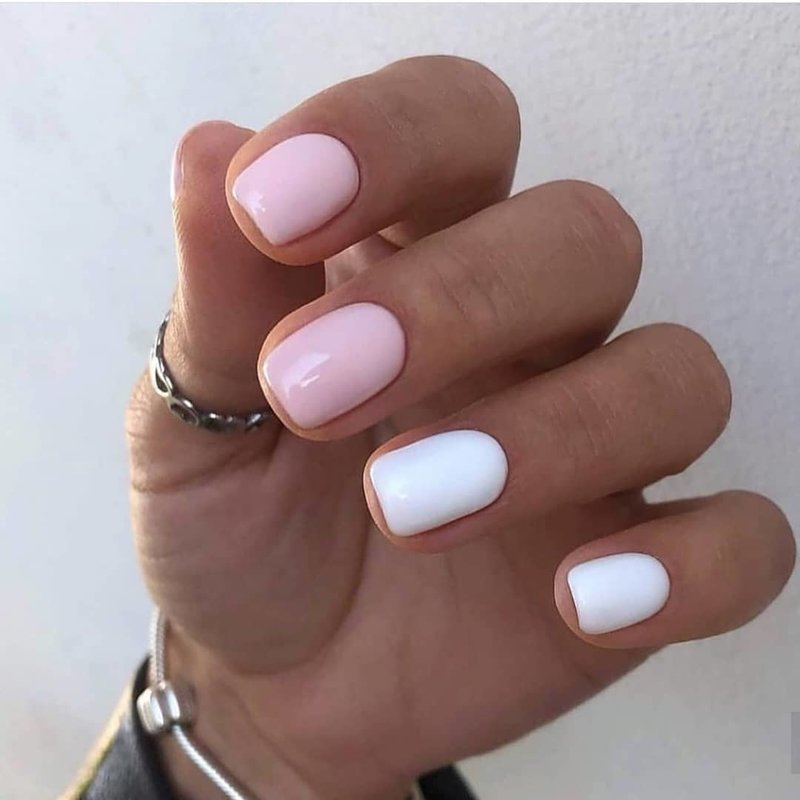 White and pink manicure.