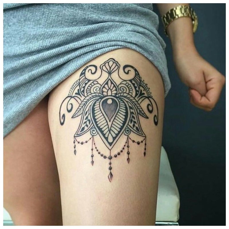 A symbolic tattoo on the girl’s leg