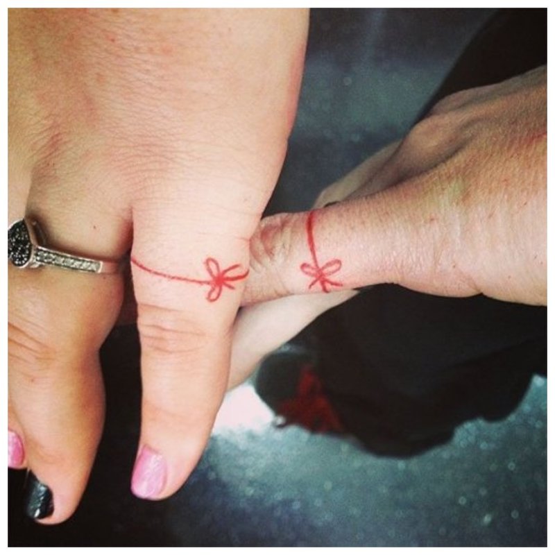 Tattoo on the fingers of lovers