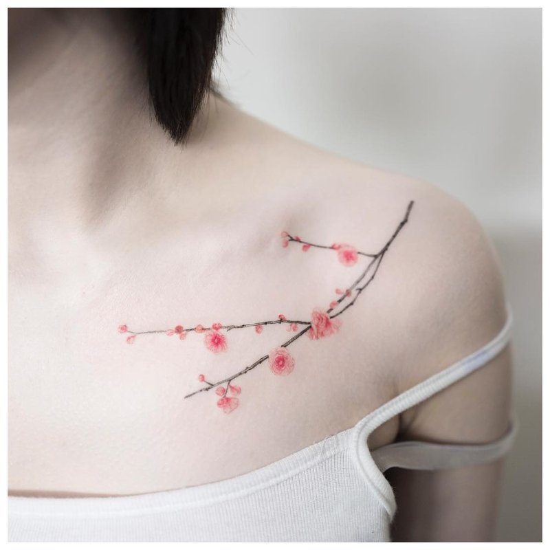 Color clavicle tattoo