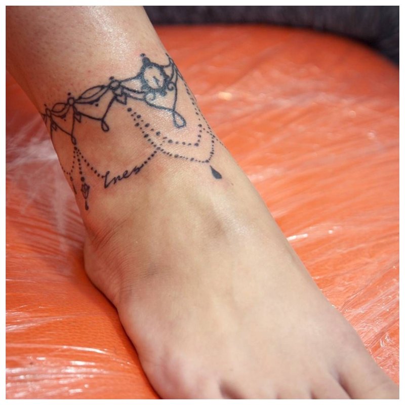 Tattoo chain on the leg