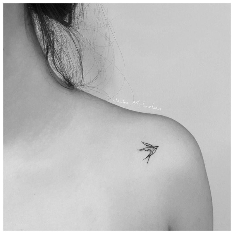 Gentle clavicle tattoo