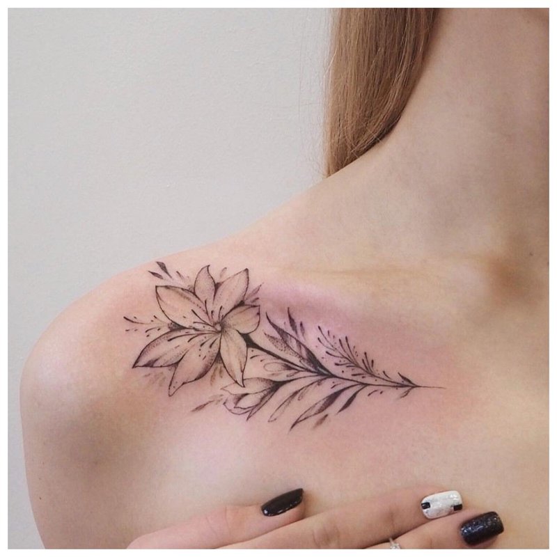 Gentle clavicle tattoo