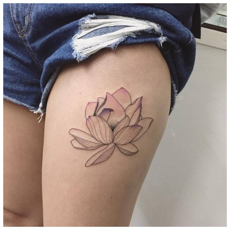 Delicate medium-sized flower - tattoo on the leg