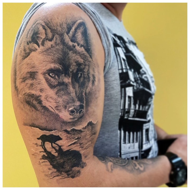 Wolf face - tattoo on the shoulder