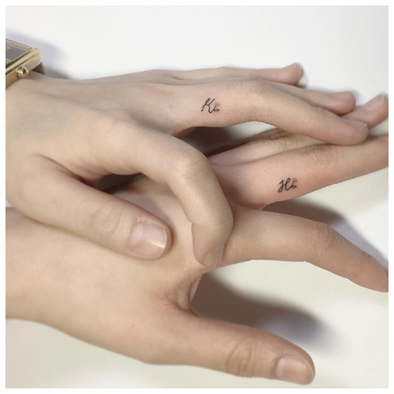 Tattoo on the fingers of lovers