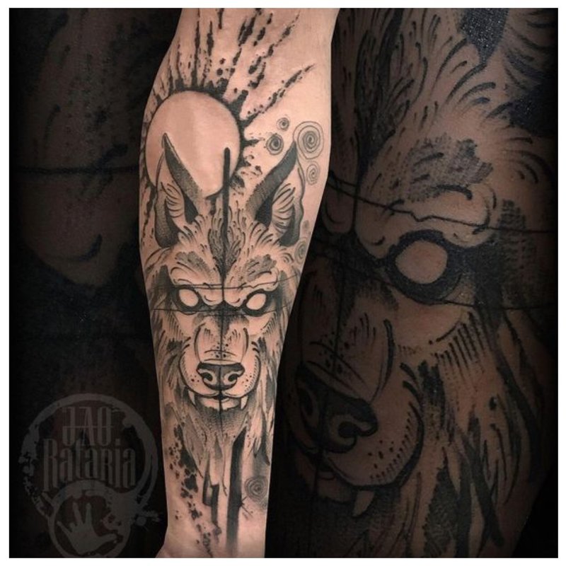 Unusual wolf tattoo on a man’s arm