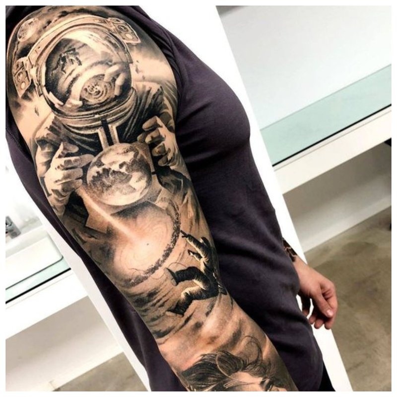 Tattoo guy on the whole arm