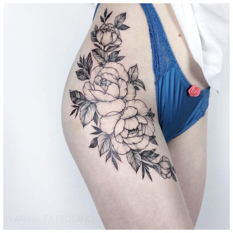 Tattoo on the side of the girl’s hip