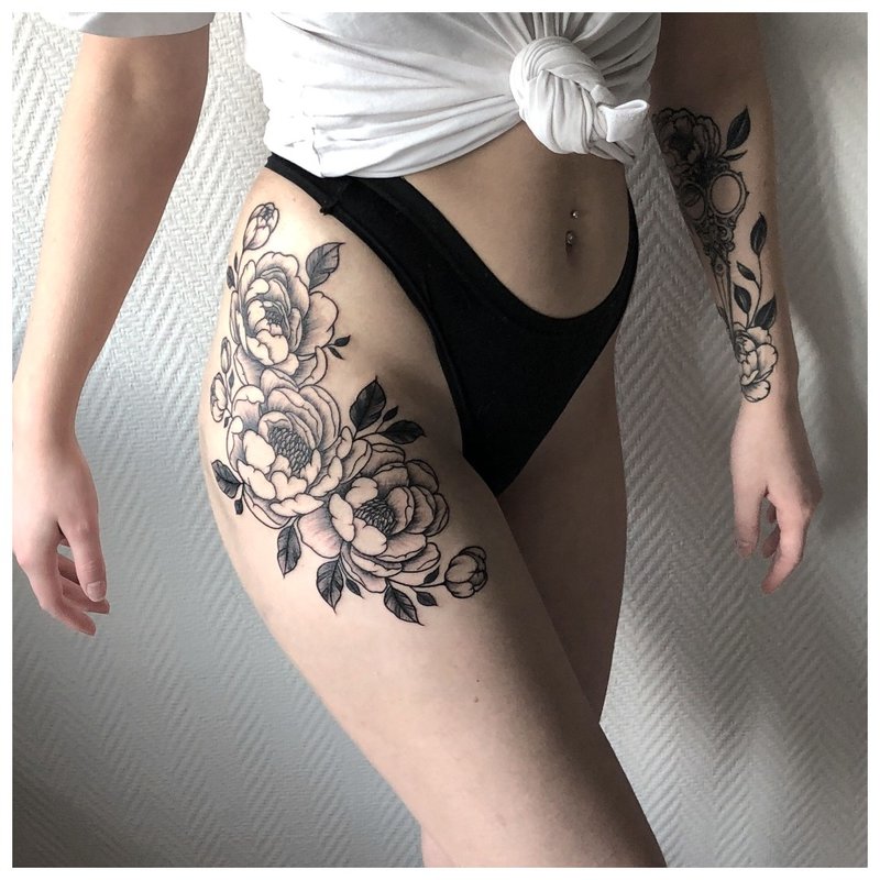 Large tattoo on the side of the hip