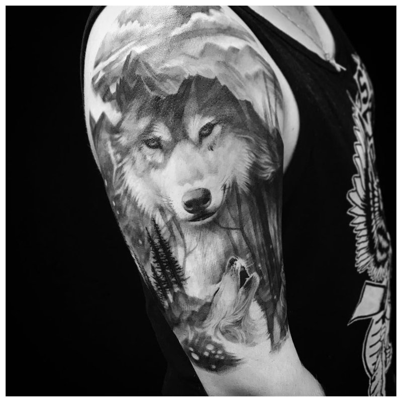 Wolf tattoo on a man’s shoulder