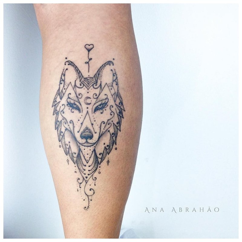 Original tattoo of a wolf on a man’s calf