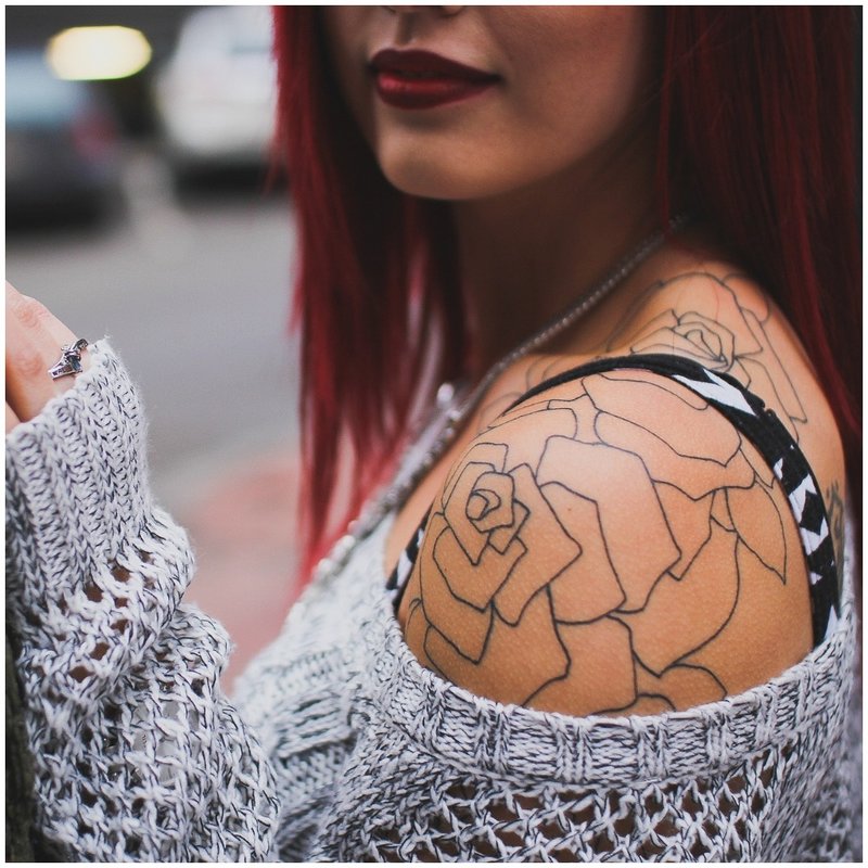 Contour tattoo on the shoulder