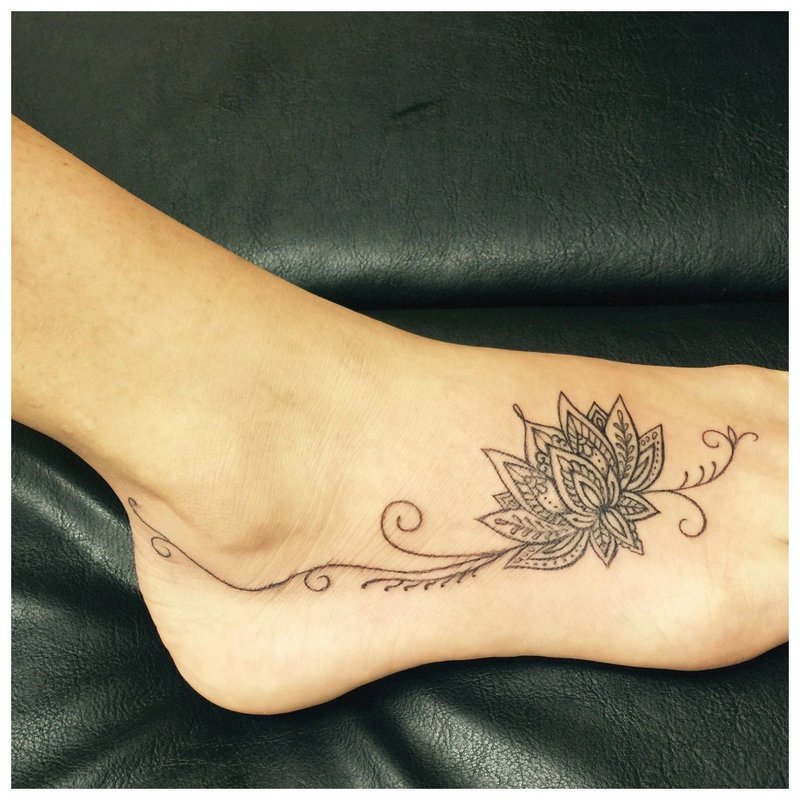 Contour flower on the foot