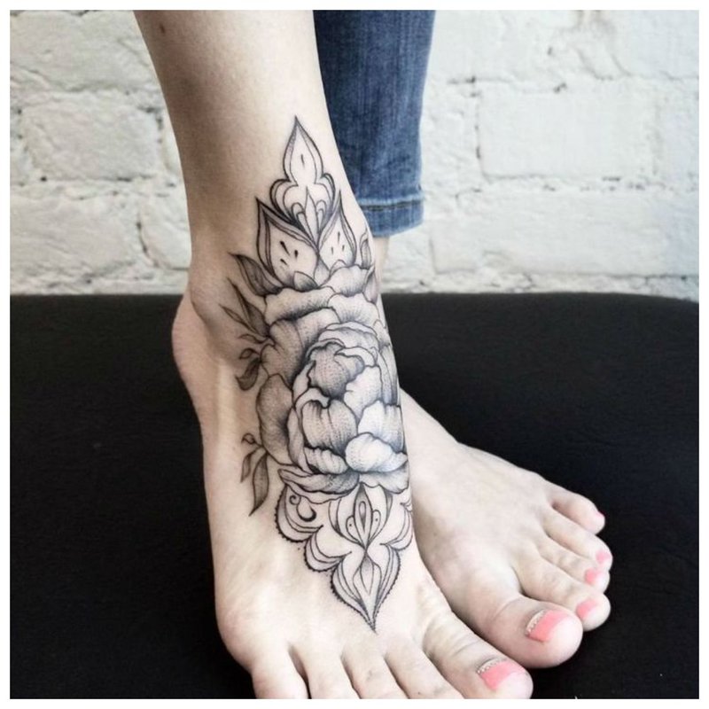 Unusual tattoo on the foot