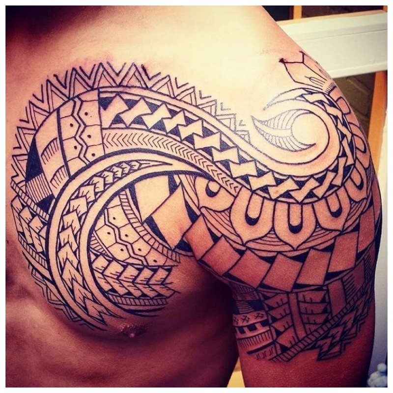 Maori on the shoulder