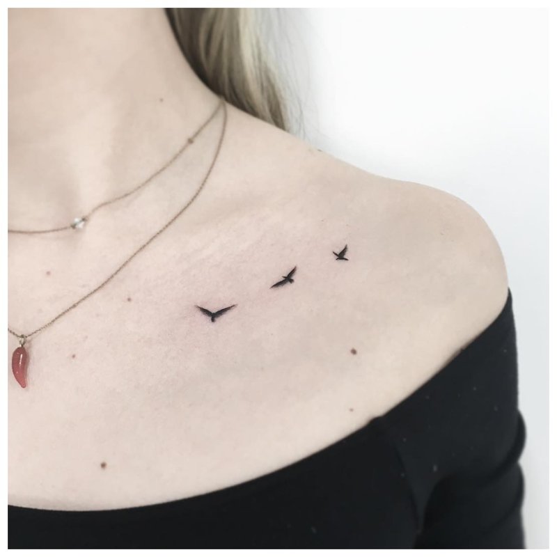 Neat animal collarbone tattoo for girl